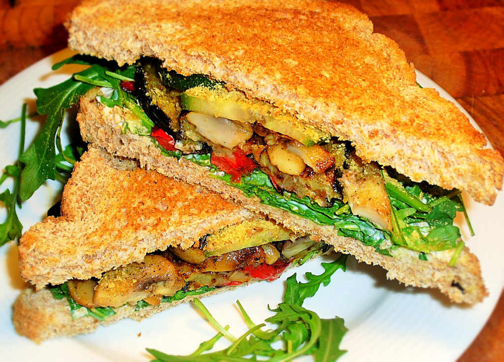 Rucola Sandwich mit gegrilltem Gemüse