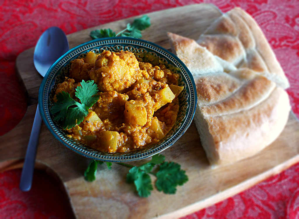 Indisches Dal mit Blumenkohl und roten Linsen