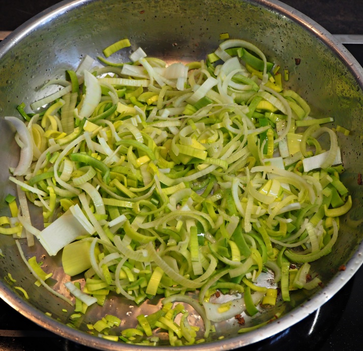 Spinatspätzle mit Räuchertofu-Lauch-Rahmsauce – Lauch anbraten – Veganolo